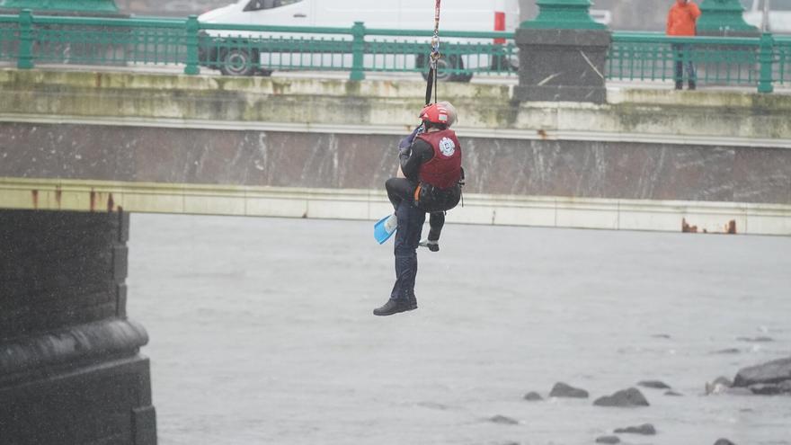 El hombre fallecido en Donostia habría caído al agua por culpa del viento