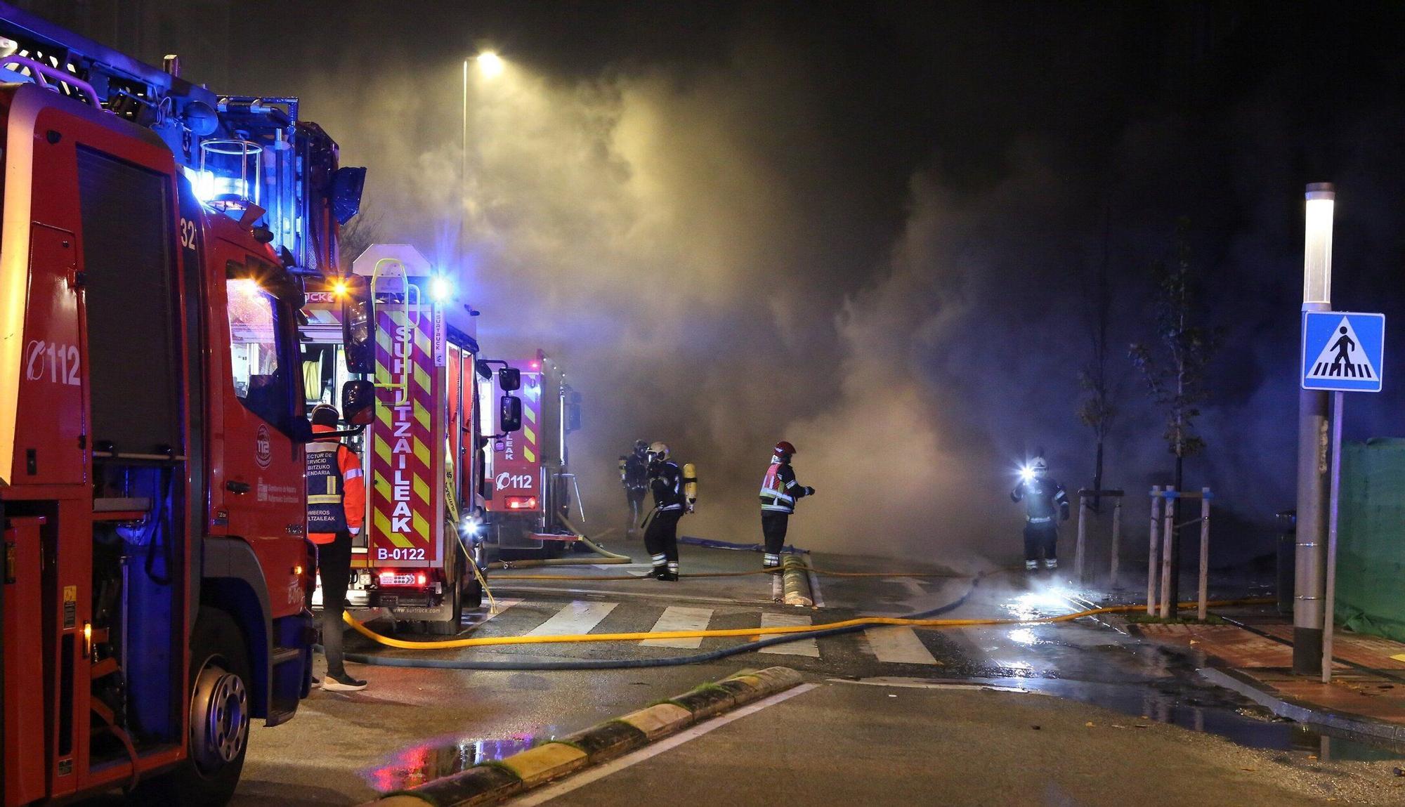 Fotos del incendio de un bazar en la Rochapea