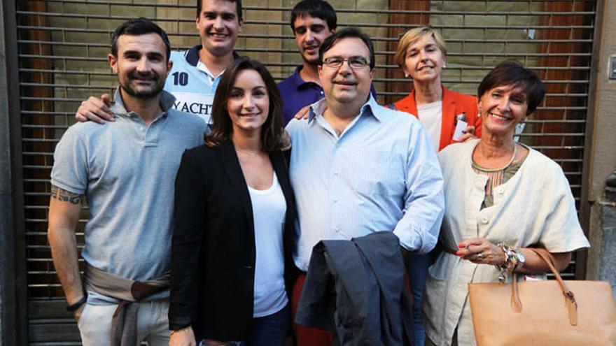 Jacobo, Iñigo, Hugo, Carmen, Naiara, José y María, integrantes de la familia Pérez-Yarza, que creó la cerveza originaria.