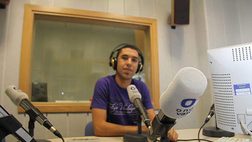Un periodista en el estudio de emisión de &#039;Onda Vasca&#039;, emisora de Grupo Noticias.