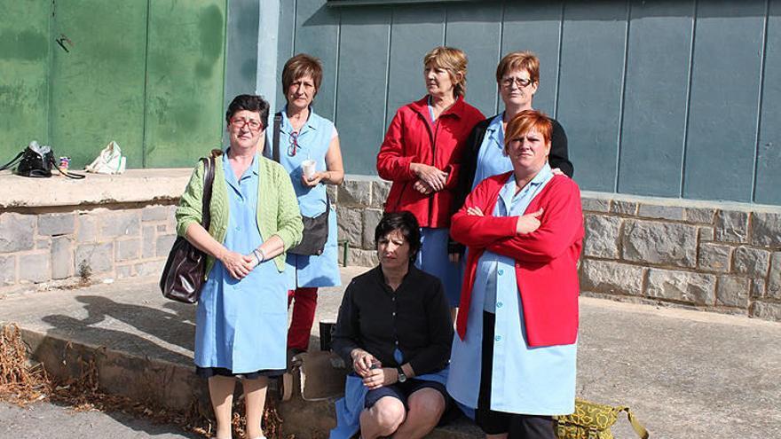 Trabajadoras de la plantilla de Nueva Navarra, en uno de los descansos de la mañana.