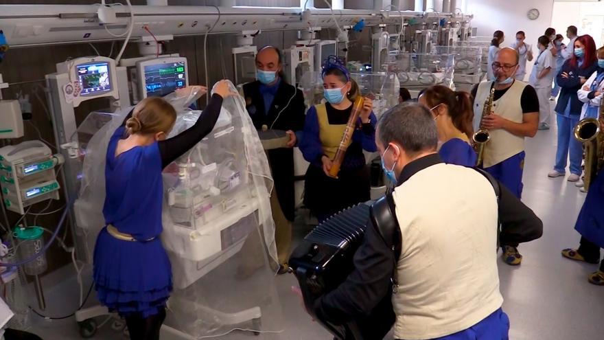La música de la Bilbao Orkestra Sinfonikoa llega a la unidad neonatal del Hospital de Basurto