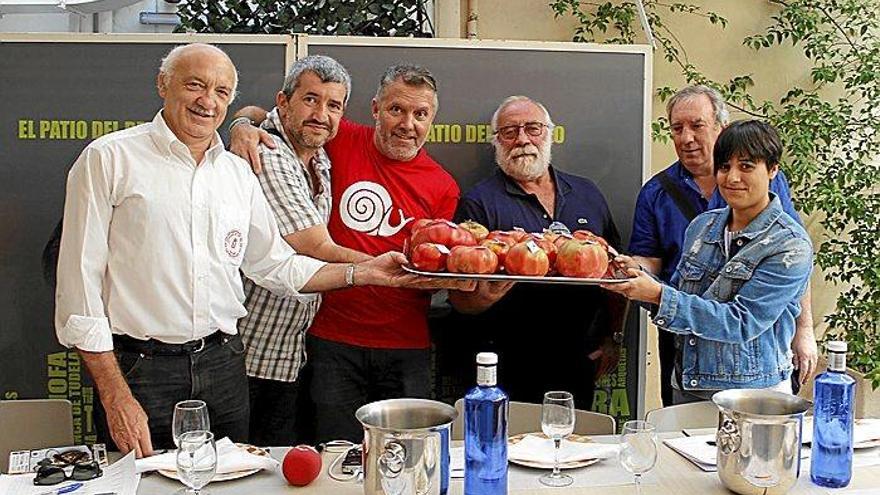 Los miembros del jurado que eligió el más sabroso de los tomates feos. De izquierda a derecha: Enrique Sánchez, Josema Azpeitia, Aitor Buendía, Javier Navarro, Pío Barbería y Yoana Viela.