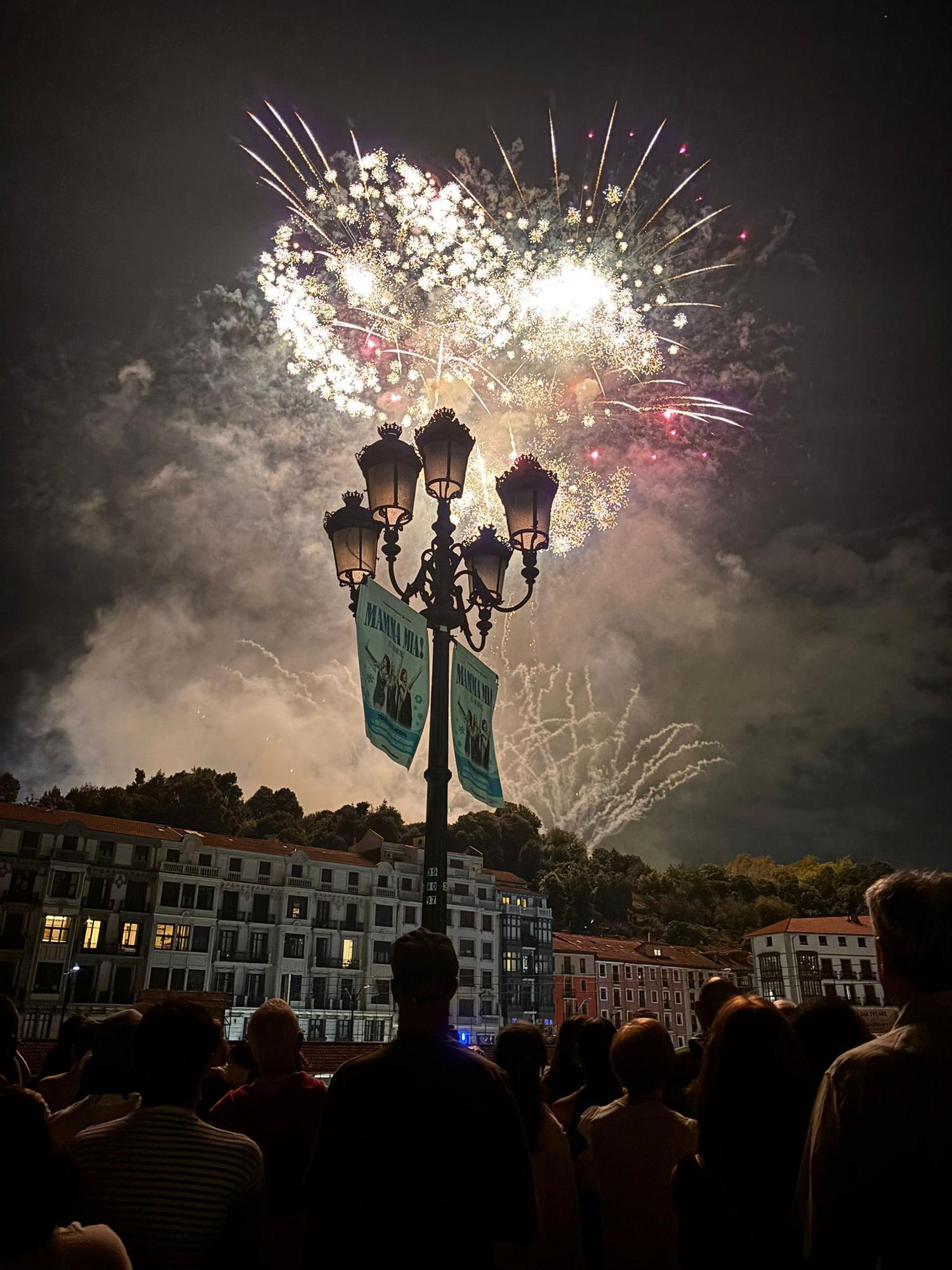 En imágenes: un fallo en un ordenador interrumpe el lanzamiento de los fuegos artificiales en Aste Nagusia