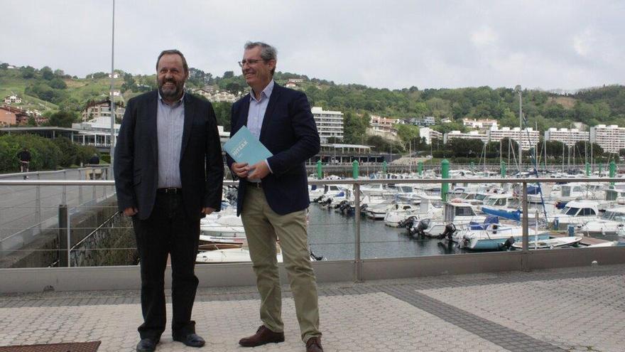 El alcalde, Txomin Sagarzazu, y el diputado general, Markel Olano, en el puerto deportivo de Hondarribia.