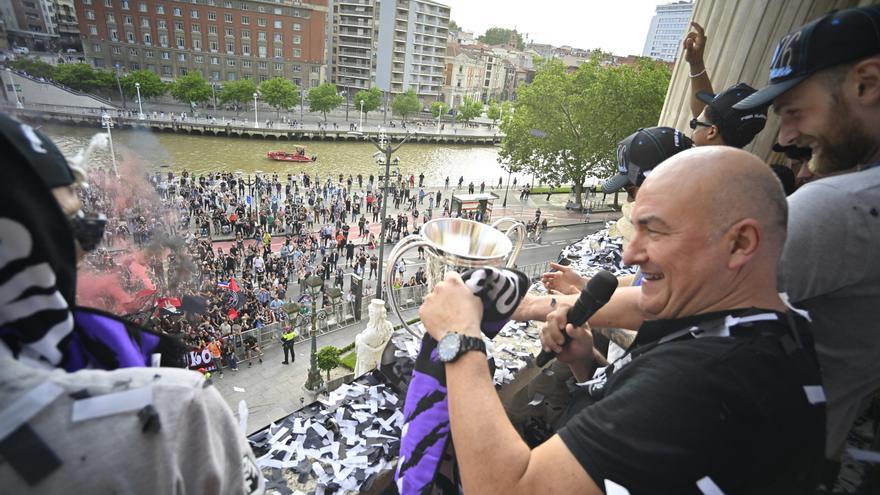 Del “somos calvos porque queremos” a un noruego hablando euskera: así ha sido la fiesta del Surne Bilbao en el Ayuntamiento