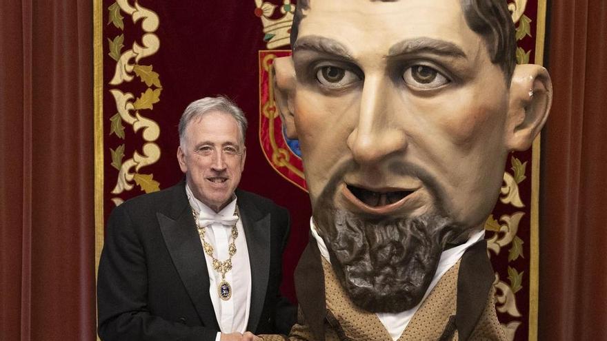 Félix Flores, el 'padre' de cinco cabezudos de la comparsa de Pamplona