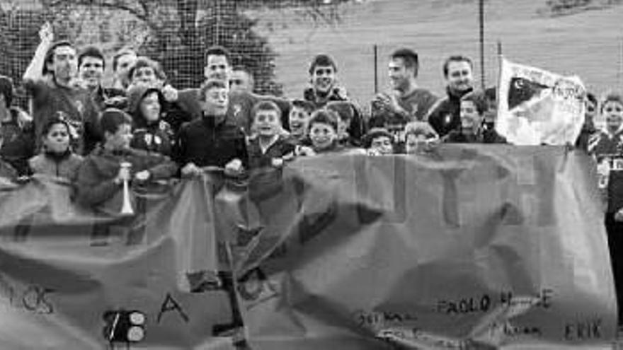 La plantilla posa con la afición al término del partido del ascenso. Fotos: CD Idoya
