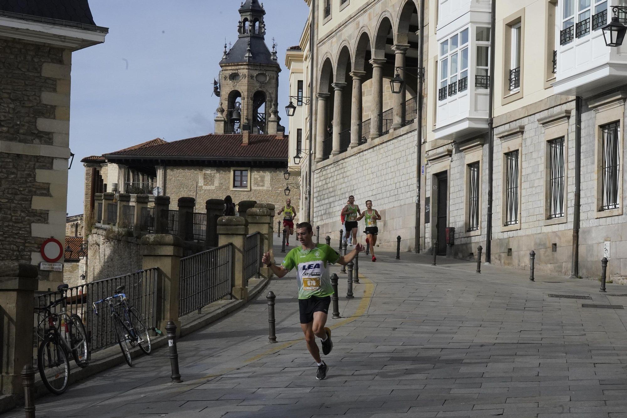 En imágenes: Miles de personas conquistan la Almendra de Gasteiz