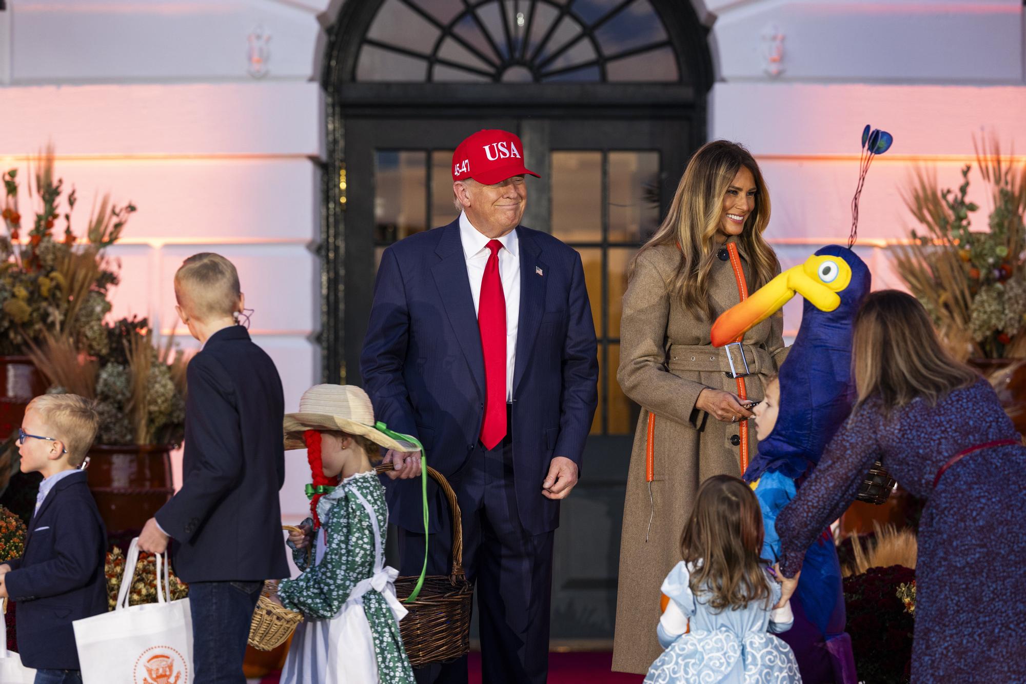 Melania y Trump se rinden ante Halloween: dulces, niños y calabazas en la Casa Blanca