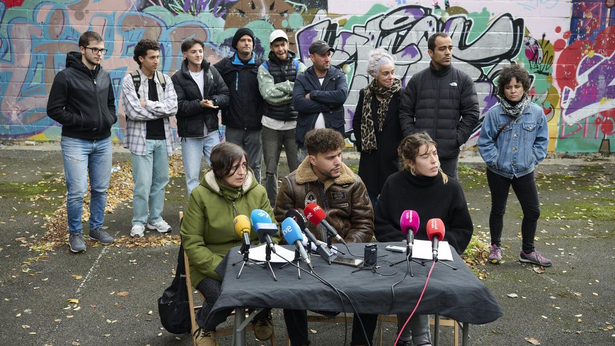 Rueda de prensa de los colectivos Dar Etxea y el Consejo Socialista de Iruñerria en la antigua Ikastola Jaso