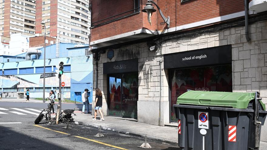 Arden un comercio, 4 coches y dos motos tras el incendio de varios contenedores en Bilbao