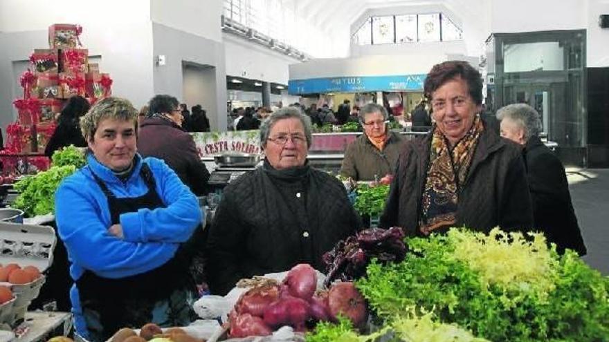 Unas baserritarras ofrecen sus productos