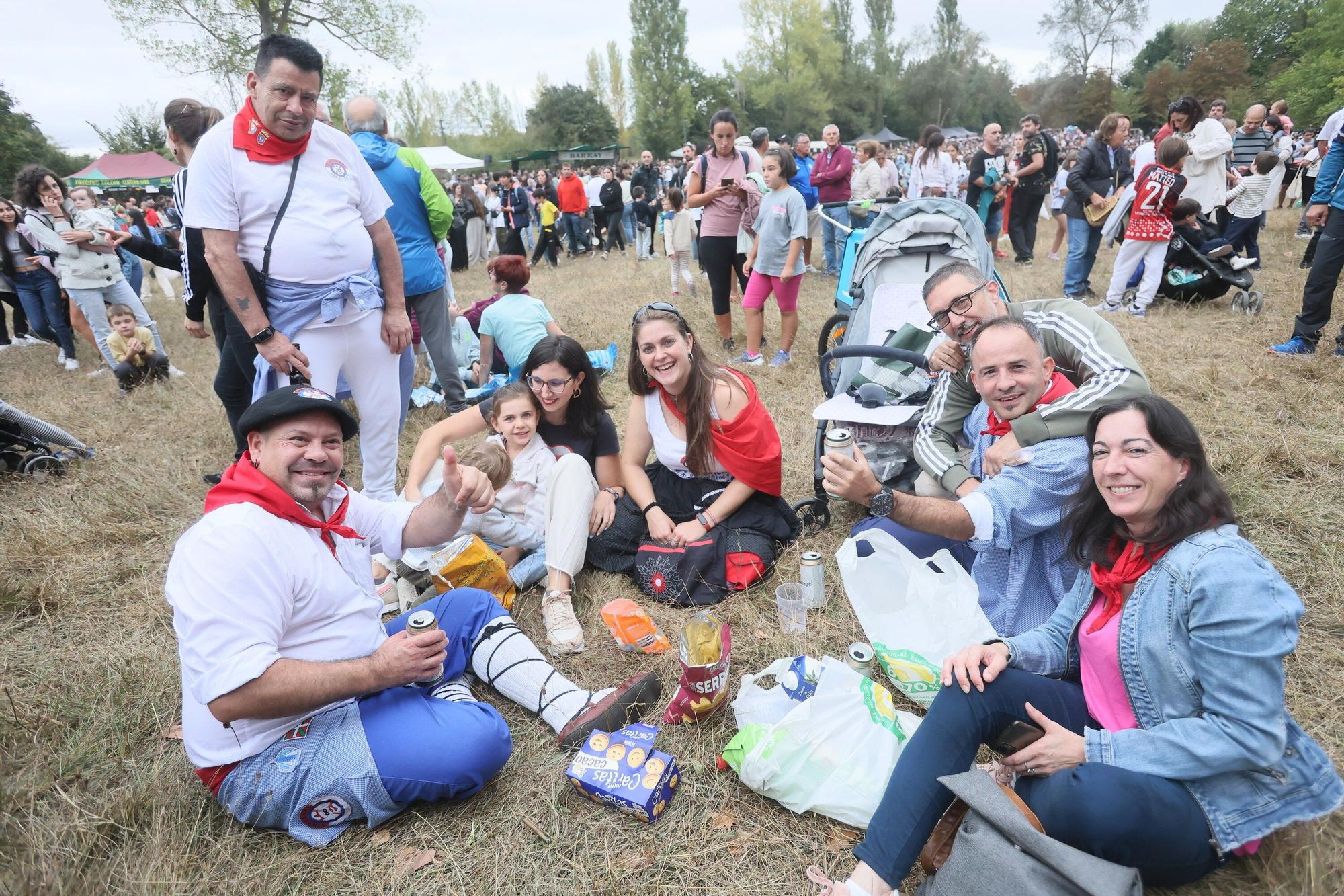 En imágenes: Las campas de Olarizu se llenan de fiesta