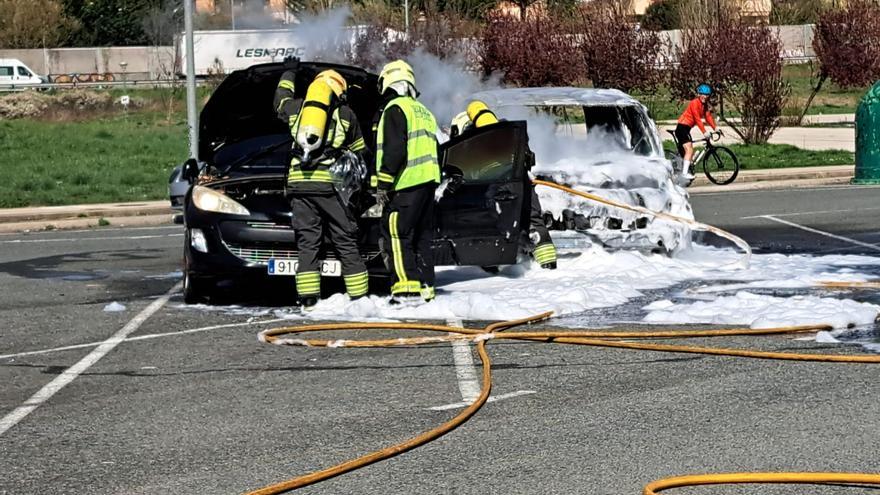 Se incendia un vehículo en el parking de la Ciudad Deportiva Artica