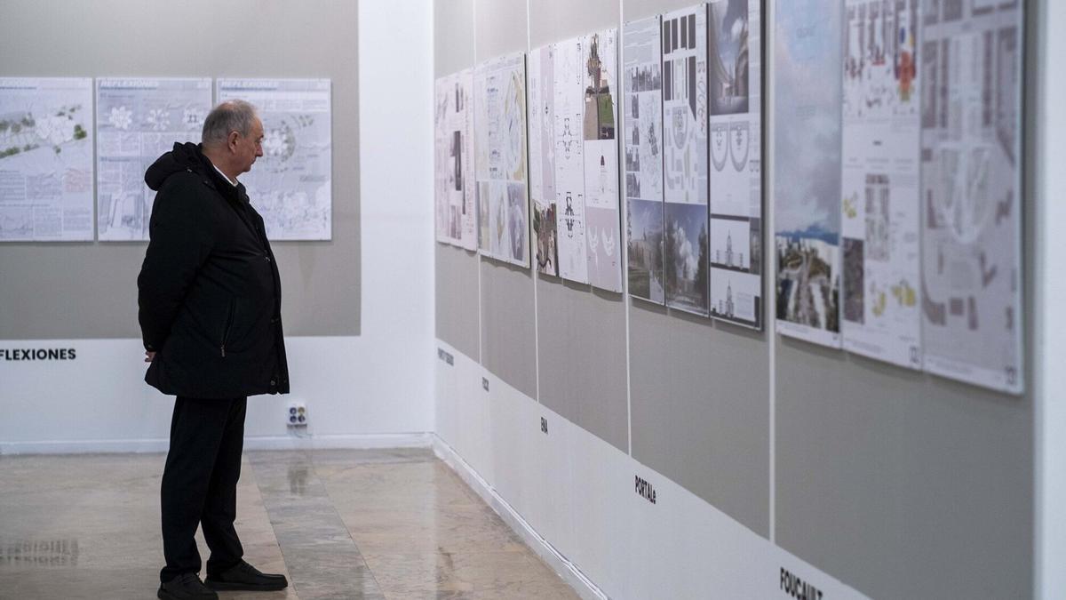 El concejal Javier Leoz, de Geroa Bai, delante de los proyectos ganadores del concurso de ideas de los Caídos.