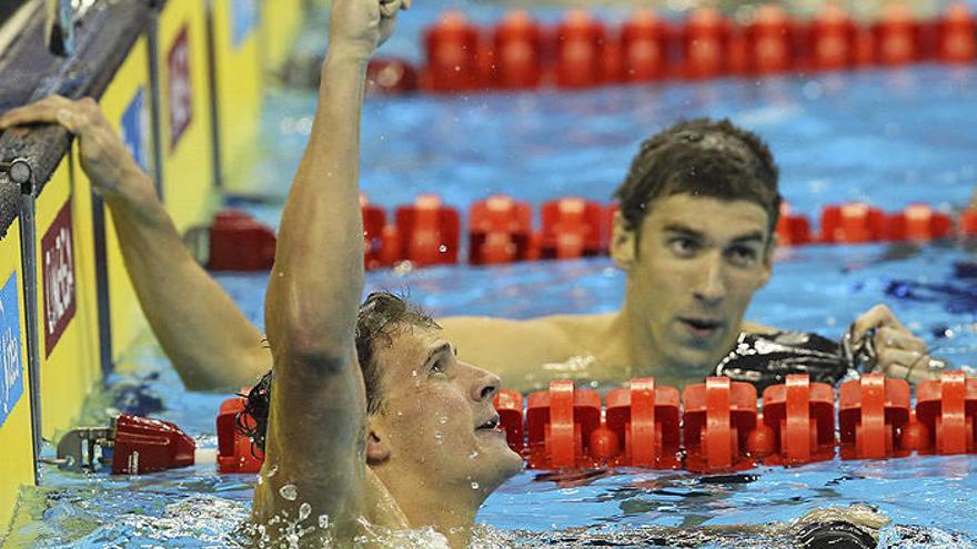 Lochte bate a Phelps en los 200 estilos con un récord del mundo