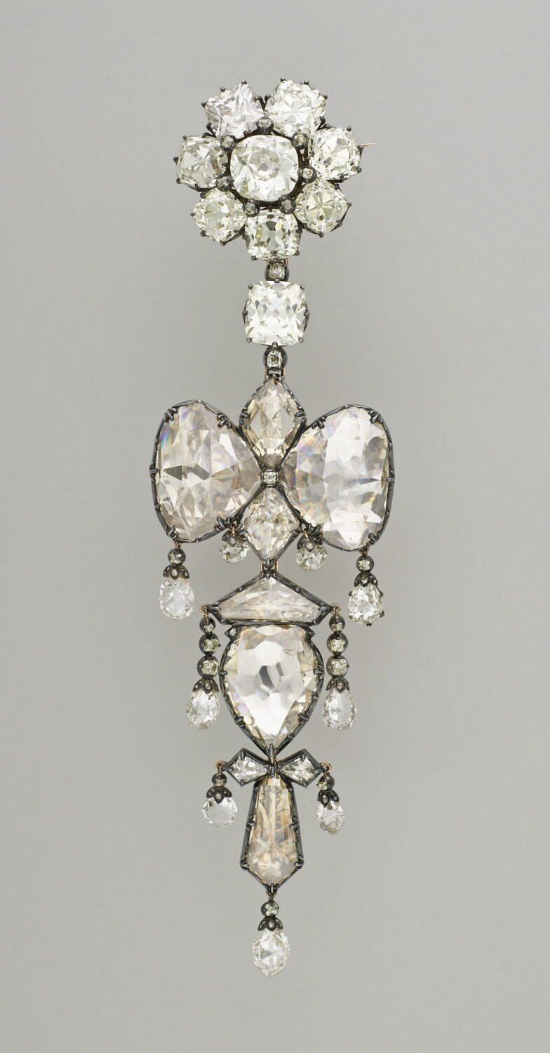 Imagen facilitada de un broche relicario robado del Museo del Louvre, en París.