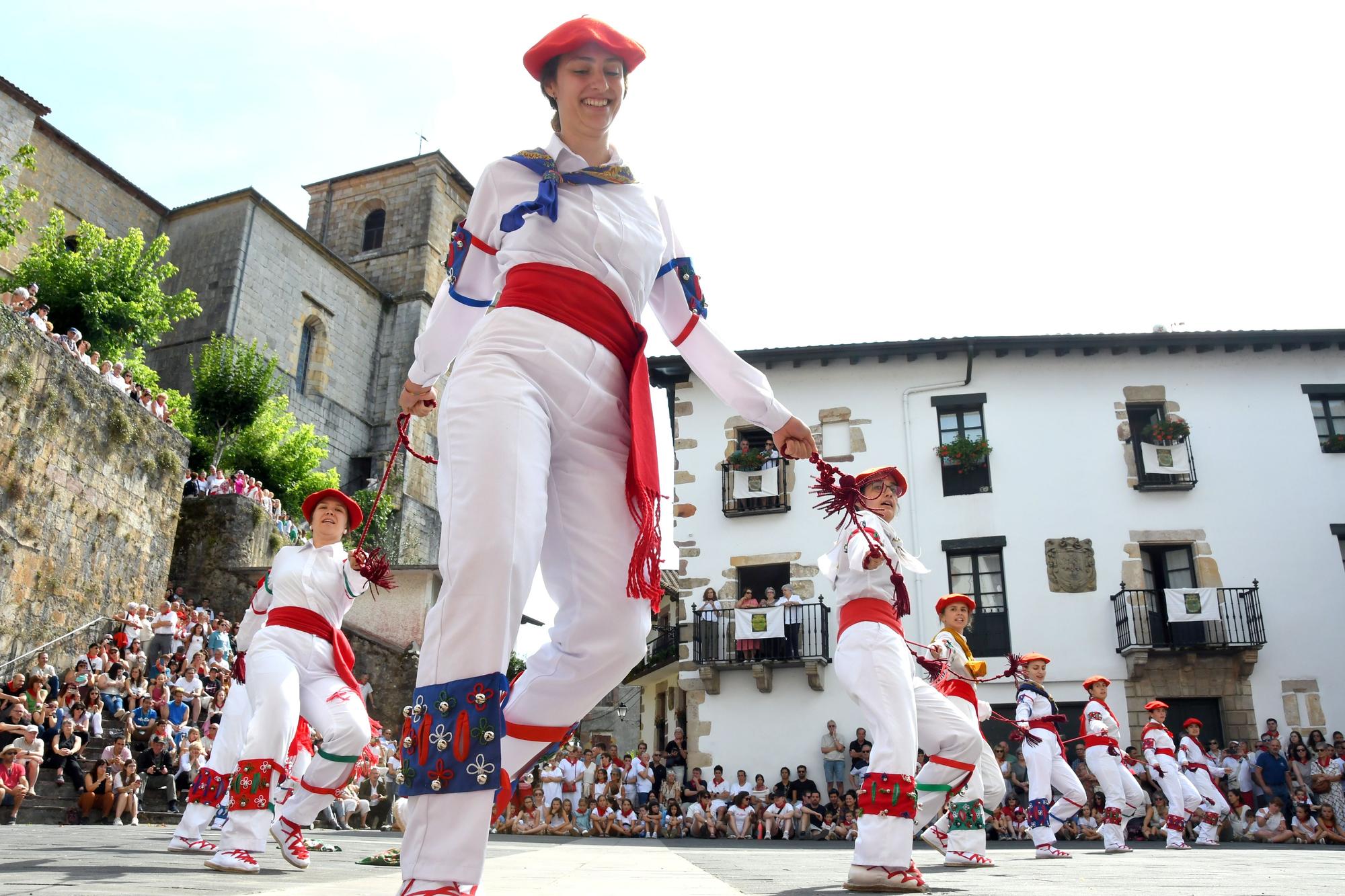 Bera celebra su día grande a ritmo de dantzas