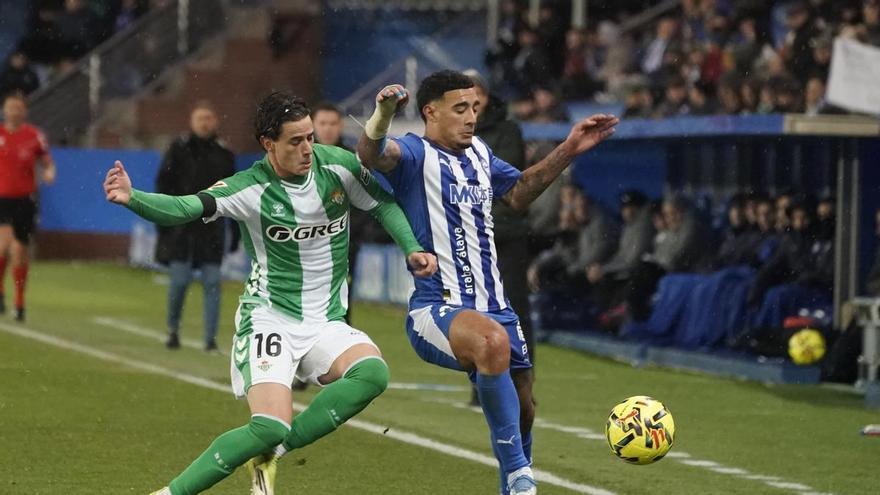 Un inédito cuarteto defensivo que surte efecto