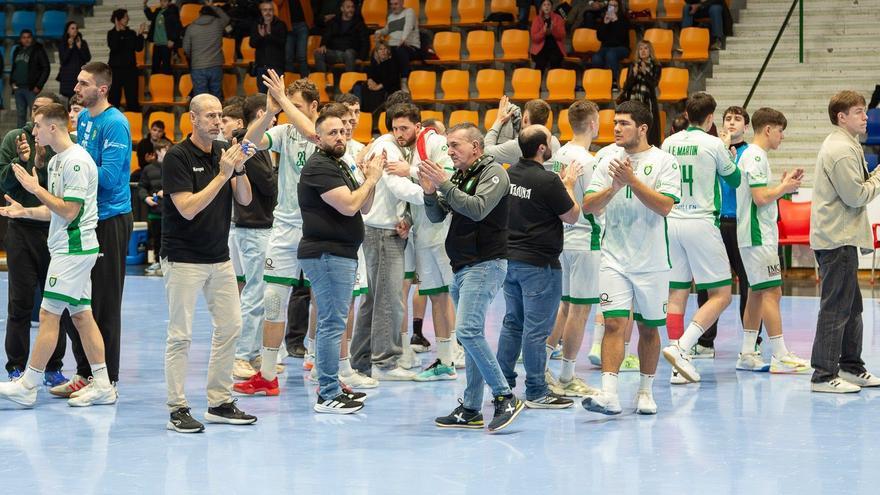 Anaitasuna logra una importante victoria ante el Barça Atlètic en La Catedral (33-30)