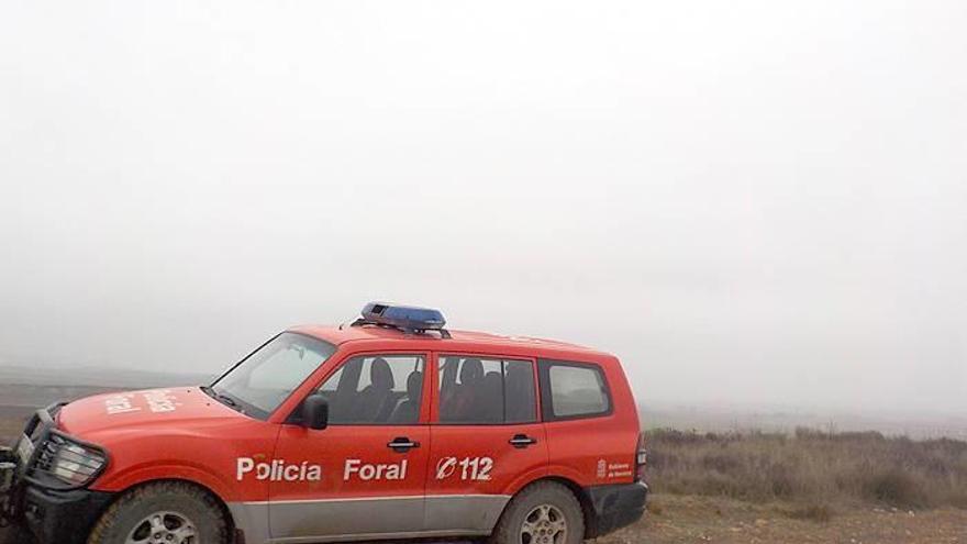 Un vehículo de la Policía Foral este domingo en la Ribera, donde se registraron intensos bancos de niebla.