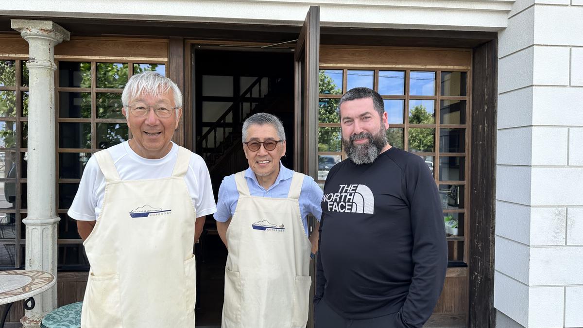 Fucaya junto a Fede Pacha en la entrada de la sociedad de Hakodate.