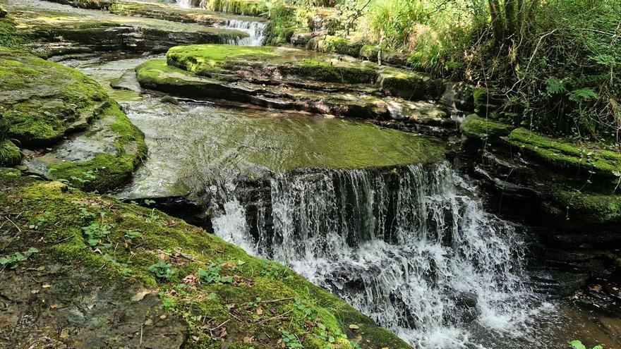 Un paseo por cascadas, molinos y un bosque mágico en los Valles Pasiegos