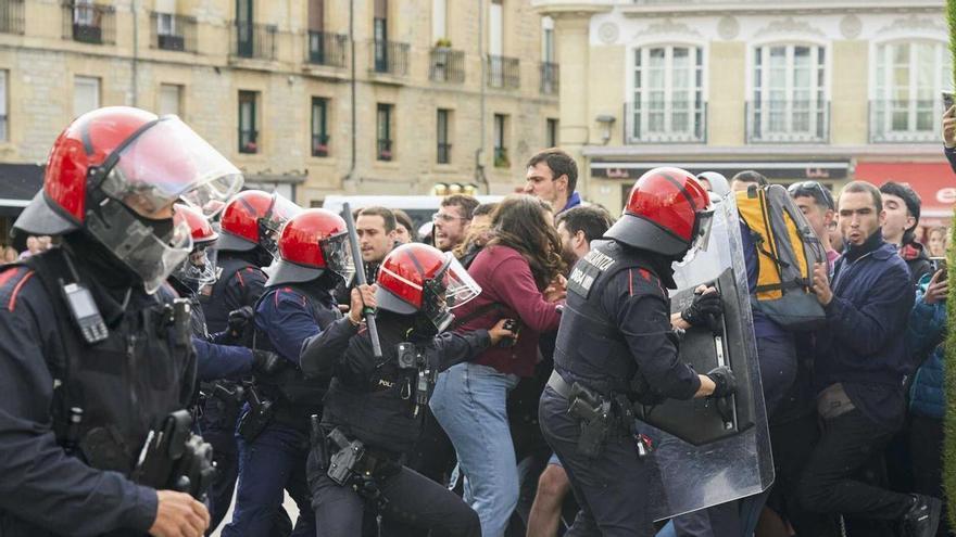 Tensión en Vitoria: desalojada la acampada de GKS para denunciar el veto en las txosnas