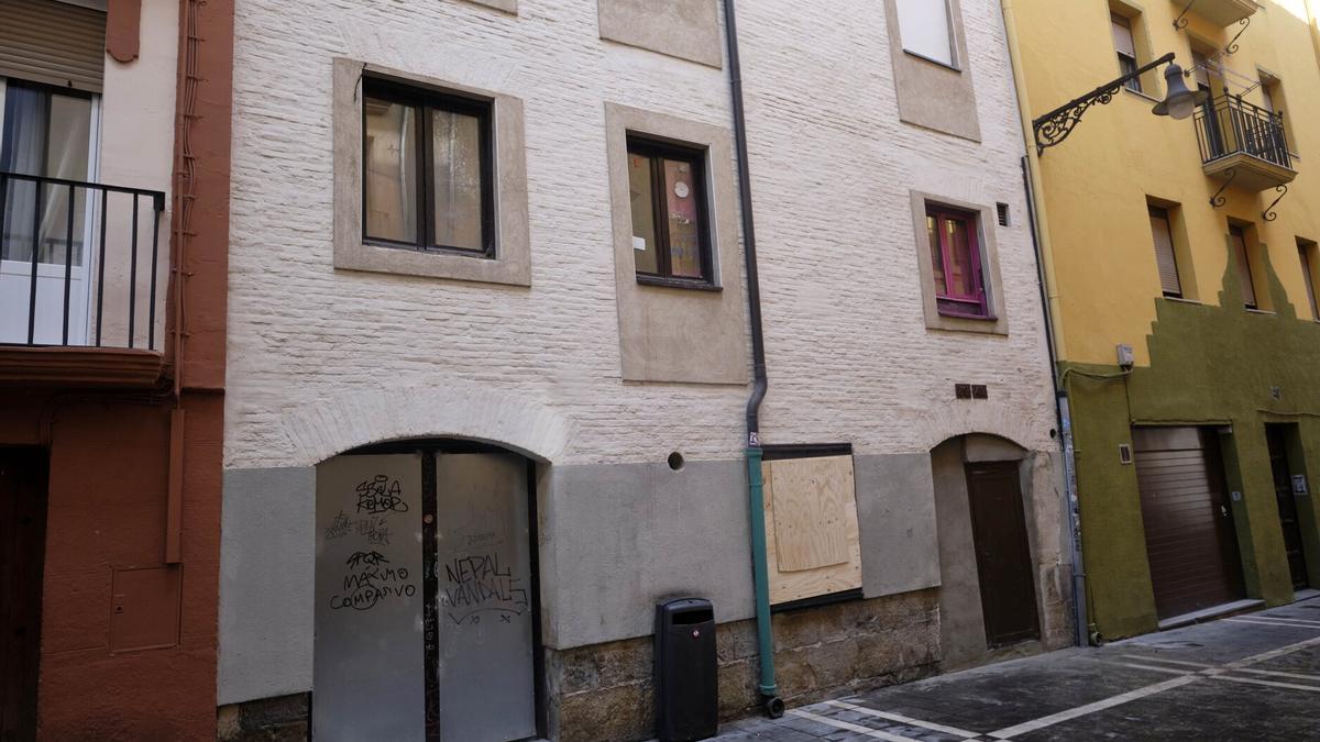 El edificio con maderas que tapian los accesos, clausurado en Tejería, 41.