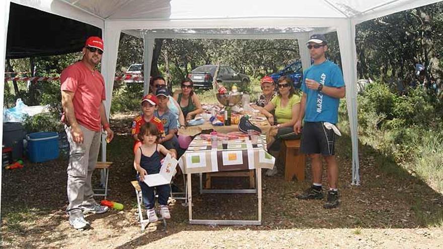 Una familia celebra el día de Santa Brígida en el monte.