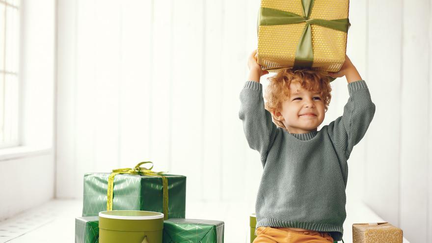 La 'regla de los cuatro regalos': el método para contener el gasto familiar navideño