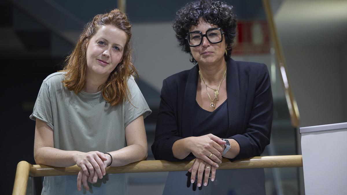 Desde la izq., la enfermera especialista en Salud Mental que realiza el acompañamiento, Lola López, y la vocal de la actual junta del Colegio de Enfermería de Navarra, Elena Rincón.