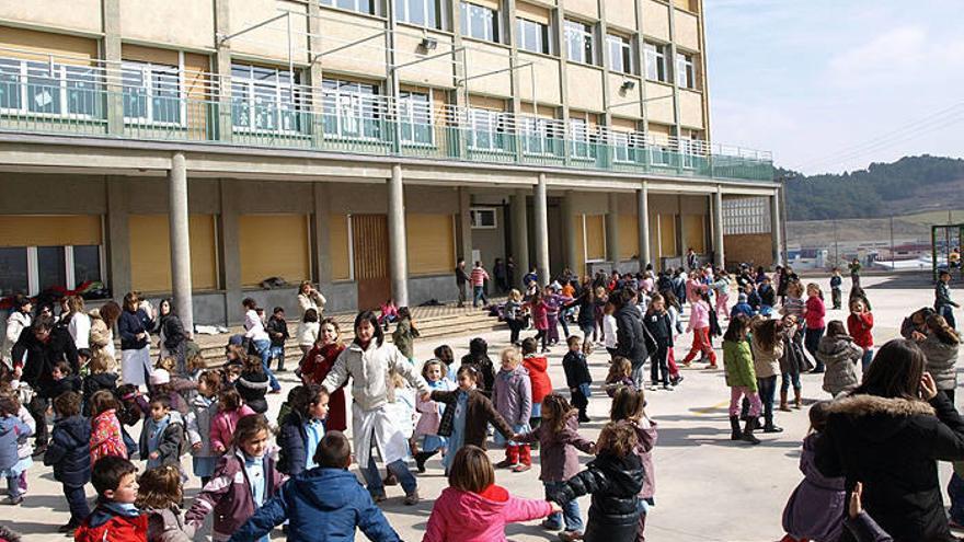 Alumnos de Mater Dei, en el patio del colegio. Alumnos de Mater Dei, en el patio del colegio.
