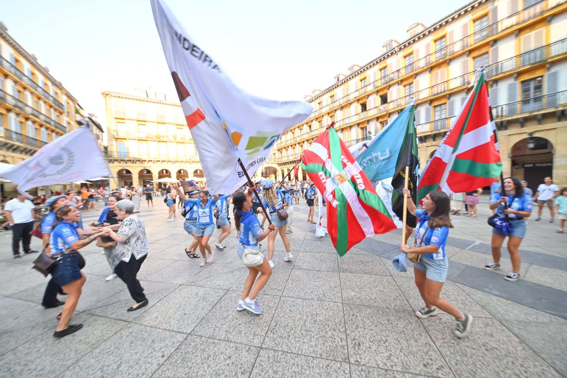 Donostia Arraun Lagunak exhibe sus banderas y la Liga Euskotren