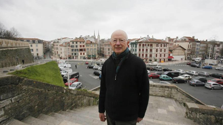 El escritor Txomin Peillen posa en Baiona.