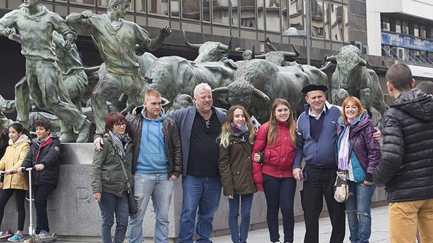 Un grupo de turistas fotografiándose frente al monumento al encierro, durante el puente de la Constitución.