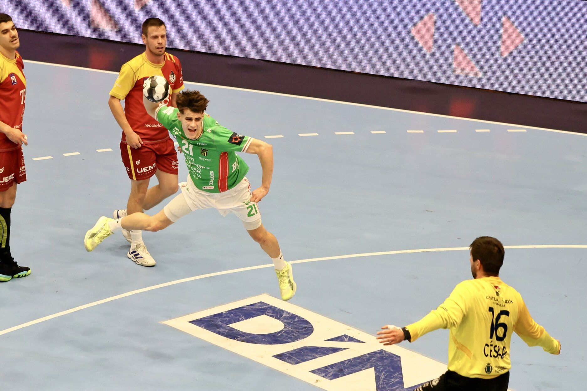 Gran victoria de un Bidasoa vestido de llamativo verde ante el Atlético Valladolid