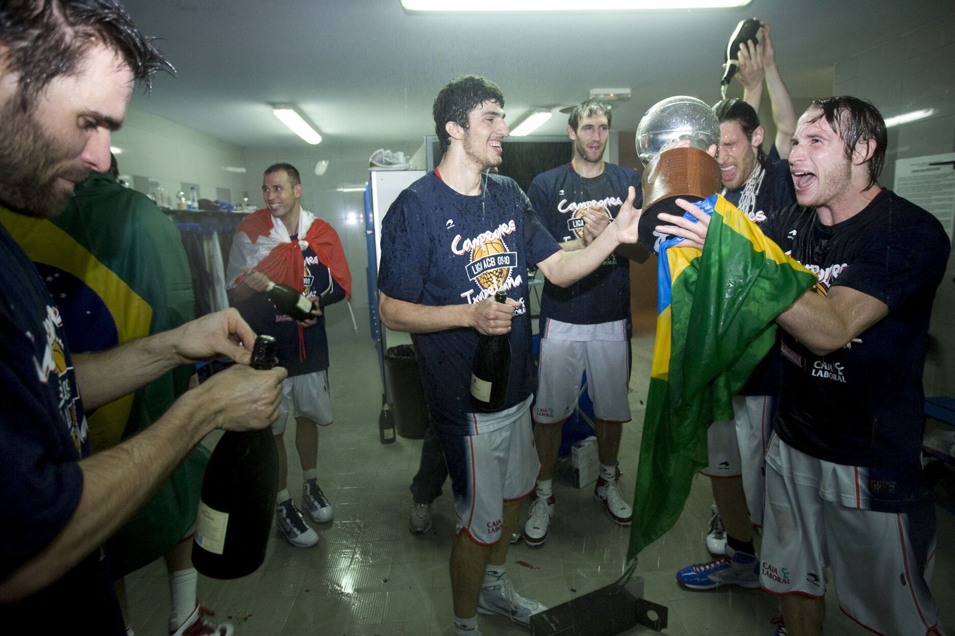 Eliyahu celebra el título de liga con sus compañeros en el vestuario del Buesa Arena.