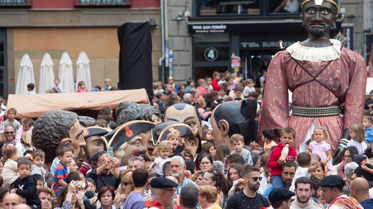 Una multitud acompañó a la comparsa en un día grande desde la plaza consistorial.
