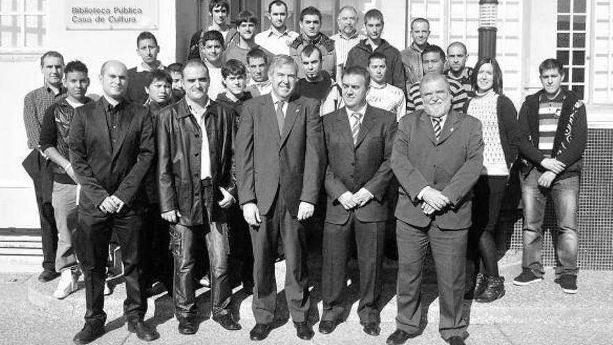 Los jóvenes posan con sus profesores, miembros del Ayuntamiento, del Gobierno foral y del SNE.