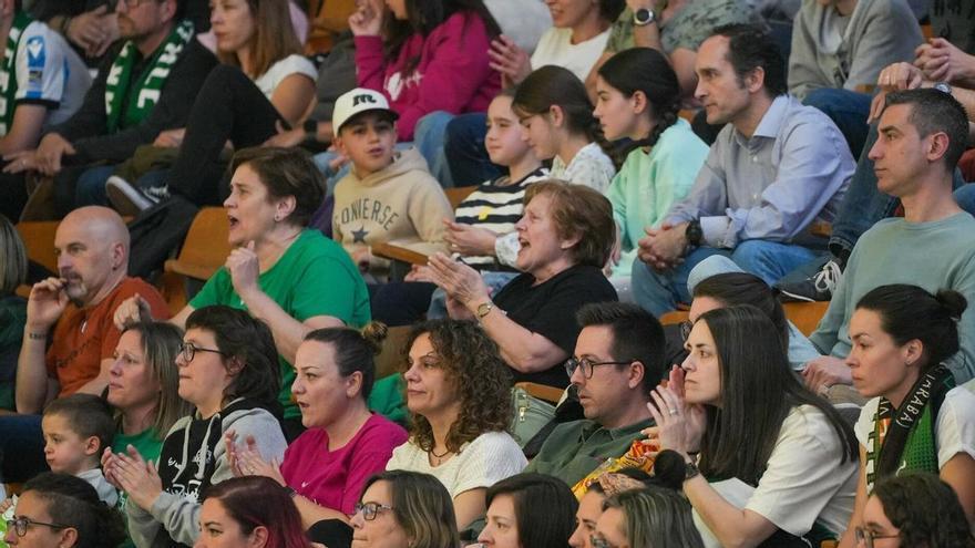 La ‘Marea Verde’  se niega a claudicar en un Mendizorroza lleno