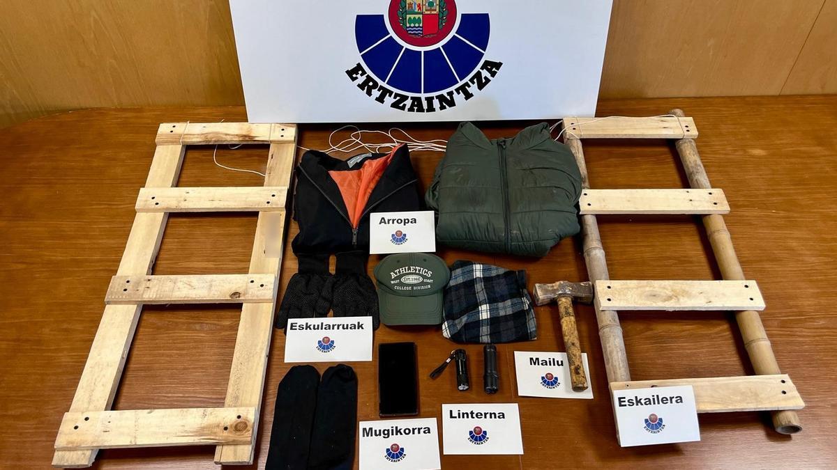 Dos detenidos en Irun cuando intentaban realizar un butrón para acceder a la zona de cobro de una gasolinera / Ertzaintza