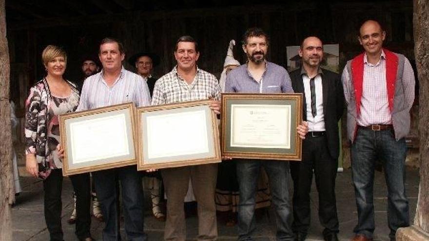 Los tres sidreros premiados, con Ikerne Badiola, Jon Peli Uriguen y Garikoitz Aiesta.