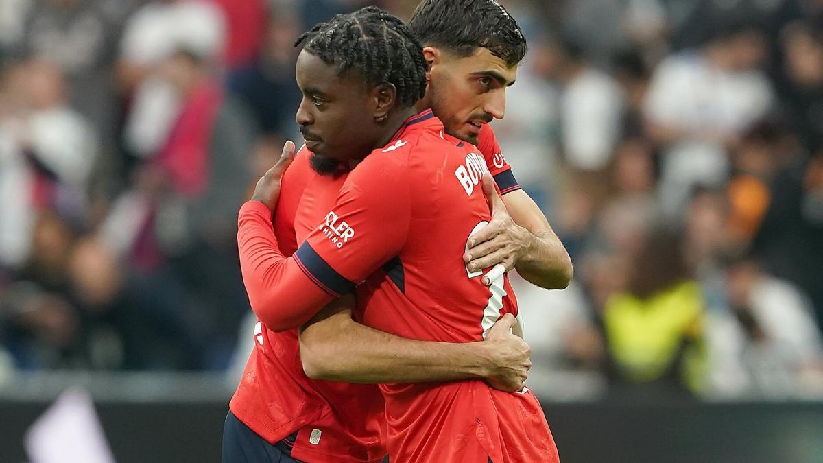 Catena y Boyomo se abrazan en el Bernabéu.
