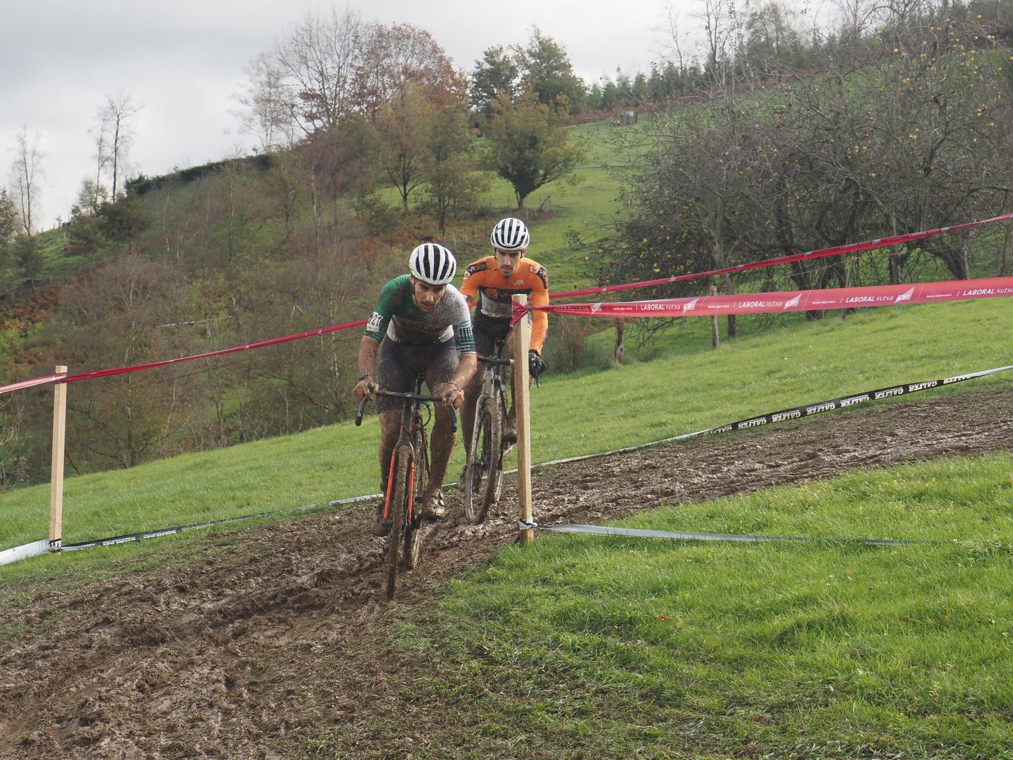 El barro se sumó al espectáculo de ciclocross en Elgoibar