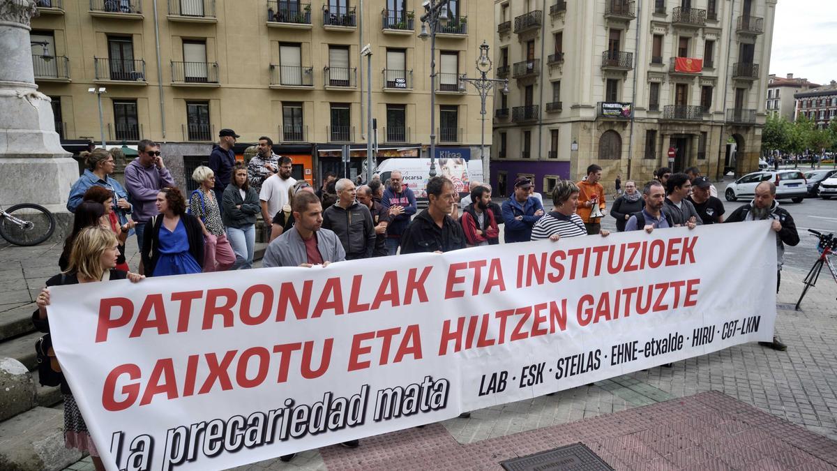 Concentración en el Paseo Sarasate para denunciar las condiciones en las que trabajan los y las transportistas.