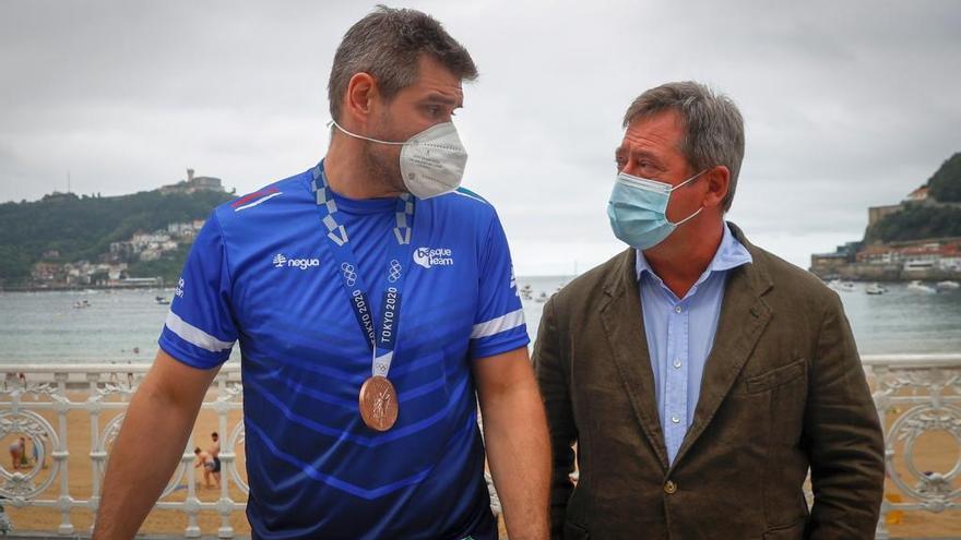 El jugador de balonmano Julen Aginagalde y el consejero vasco de Cultura y Deportes y portavoz del Gobierno vasco, Bingen Zupiria.