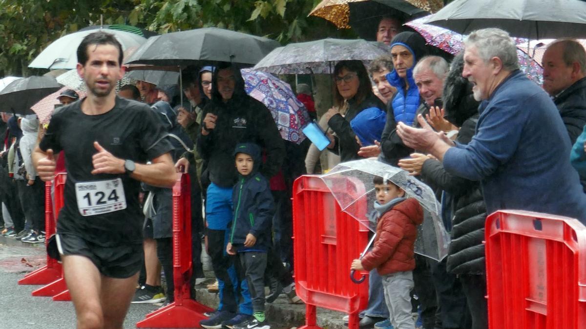 Eneko Garin se dirige a la meta bajo la lluvia y animado por el público.