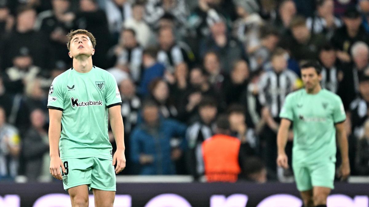 Mikel Jauregizar se lamenta tras recibir el segundo gol en St James’ Park.